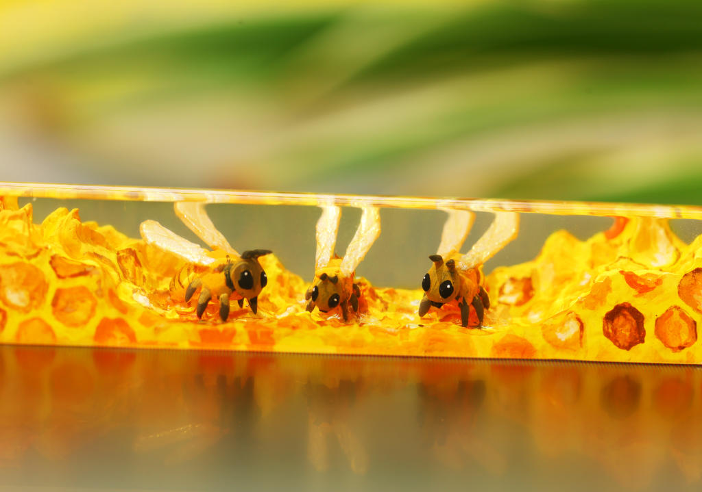 Honey Bee Artisan keycap 16 Honey Bee Artisan keycaps