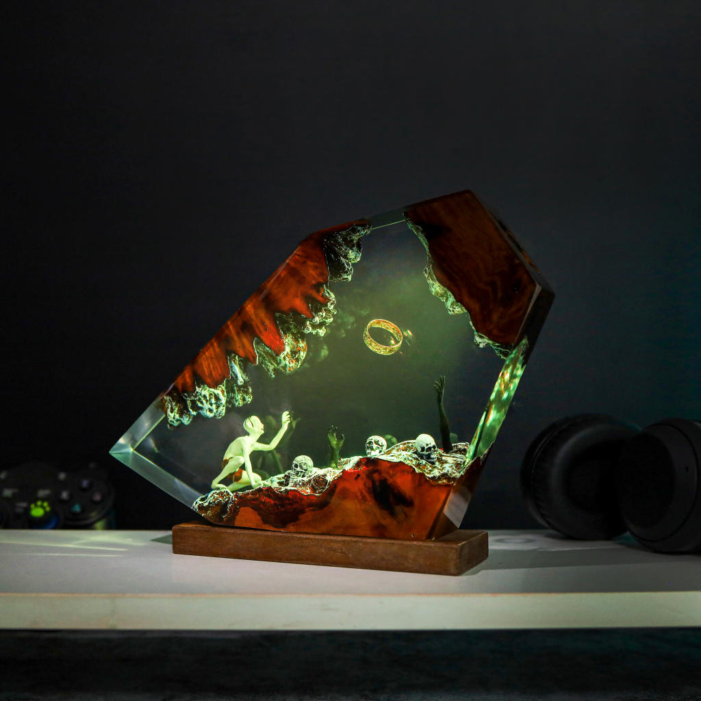 The Lord of the Rings Gollum Lamp 15 The Lord of the Rings Gollum Lamp