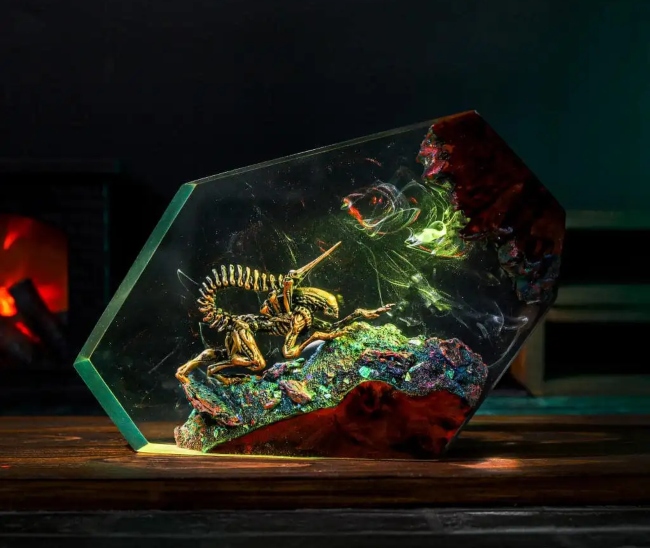 Games and Movies Blind Box Lamp 36 Alien Xenomorph Star Wars Lamp sculpture encases a detailed Xenomorph figure, bringing the Alien universe into the bedroom (Source: Hirosart)